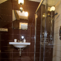 KOUPELNA pokoje č. 13 ( TOTOŽNÁ S KOUPELNOU POKOJE č, 14)