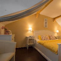 POKOJ č. - kategorie standard o velikosti cca 20m2, manželská postel šíře 180cm