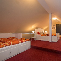 POKOJ č.3- prostorný podkrovní rodinný pokoj, s rozkládací postelí o velikosti 180cm, vhodný jak pro dvě dospělé osoby, tak pro děti 