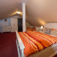 POKOJ č. 3- prostorný podkrovní rodinný pokoj, okno situované do areálu penzionu, velikost pokoje cca 22m2