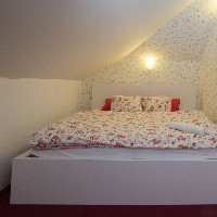 POKOJ č. 2- podkrovní malý pokoj s  manželskou postelí v nice, okno situované do areálu, velikost pokoje 15m2