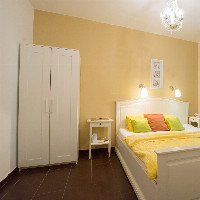 POKOJ č. 6- v přízemí v kategorii mini, okno situováno do parku, pod okny teče říčka Stropnice, velikost pokoje cca 11 m2