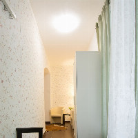 POKOJ č. 7- přízemní pokoj se vstupní chodbou, okno do areálu penzionu