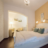 POKOJ č. 7 - přízemní pokoj v kategorii standard . Manželská postel šíře 180cm