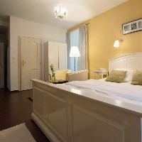 POKOJ č. 8- přízemní pokoj kategorie standard, okno situované do parku nad říčkou Stropnice